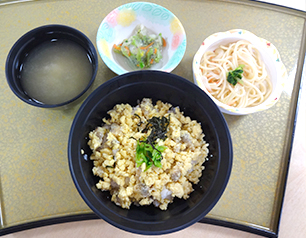 （↑）あさりの卵とじ丼