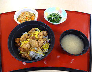 （↑）焼き鳥丼