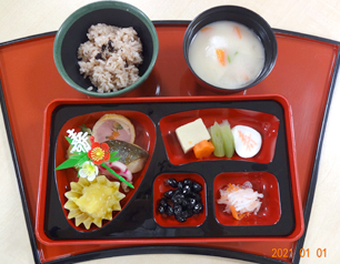 （↑）お赤飯と白みそ仕立てのお雑煮 