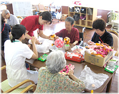 (↑)　薔薇の色合わせに夢中です。