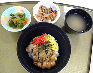 （↑）照り焼きチキン丼