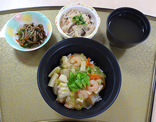 （↑）海鮮中華丼