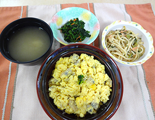 （↑）あさりの卵とじ丼