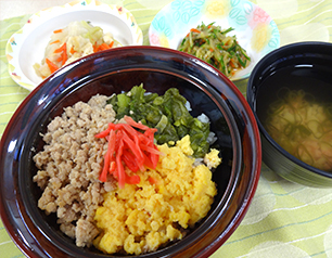 （↑）そぼろ丼