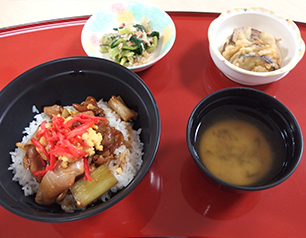 （↑）焼き鳥丼