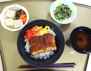 （↑）鰻丼（土用の丑の日）