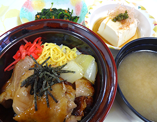 （↑）照り焼きチキン丼