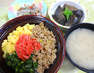 （↑）そぼろ丼