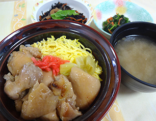 （↑）照り焼きチキン丼