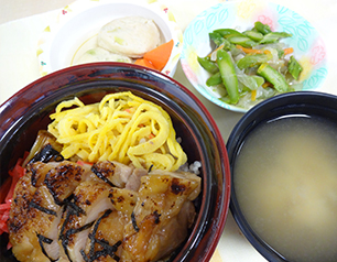 （↑）焼き鳥丼