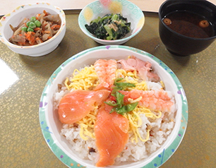 （↑）鮭の炊き込み御飯