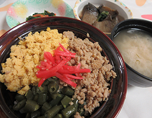 （↑）そぼろ丼