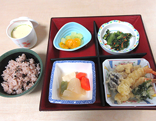 （↑）誕生を祝う松花堂