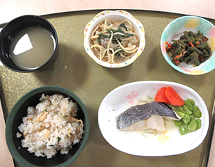 （↑）炊き込み御飯