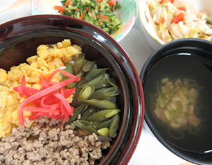 （↑）そぼろ丼