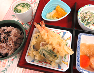 （↑）誕生を祝う松花堂