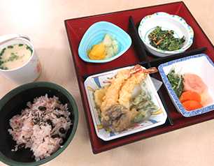 （↑）誕生を祝う松花堂