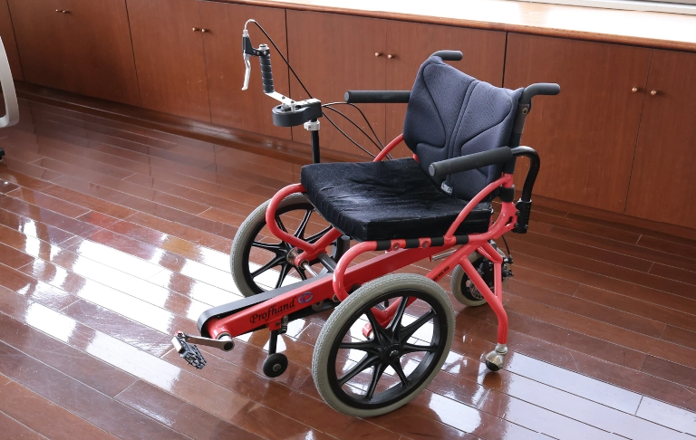 足漕ぎ車いす
